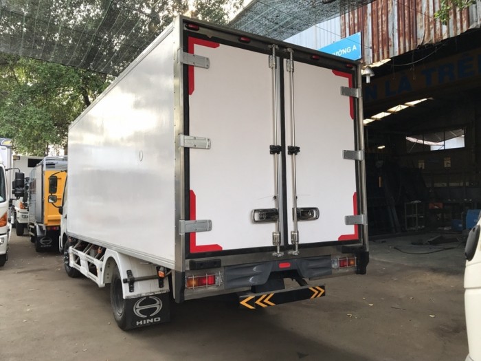 Chuyên bán dòng xe XZU thùng kín nhập khẩu giá gốc