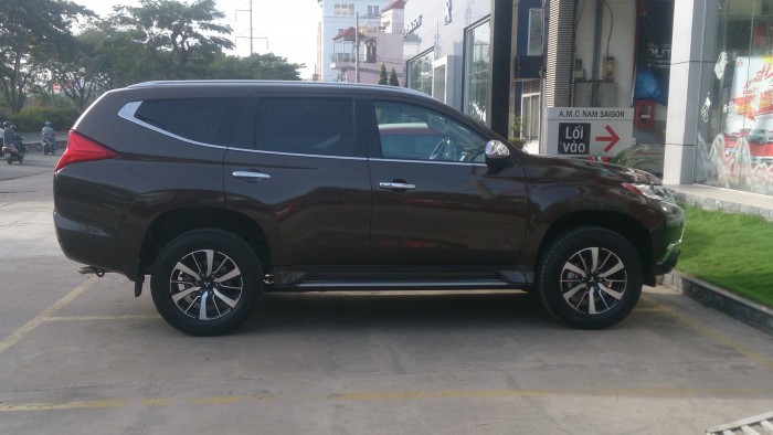 Mitsubishi Pajero Sport Gls At 4X2 Màu Nâu Có Trả Góp