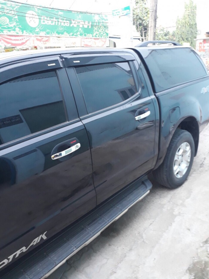 Bán gấp chiếc Ford Ranger XLT 2015 số sàn 2 cầu màu đen đẹp leng keng