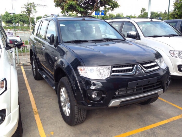 Mitsubishi Pajero Sport DMT (dầu, 1 cầu, sàn) màu đen có trả góp