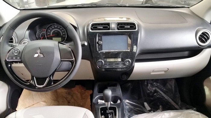 Mitsubishi Attrage tự độ 1.2 CVT màu trắng model mới 2017 có trả góp