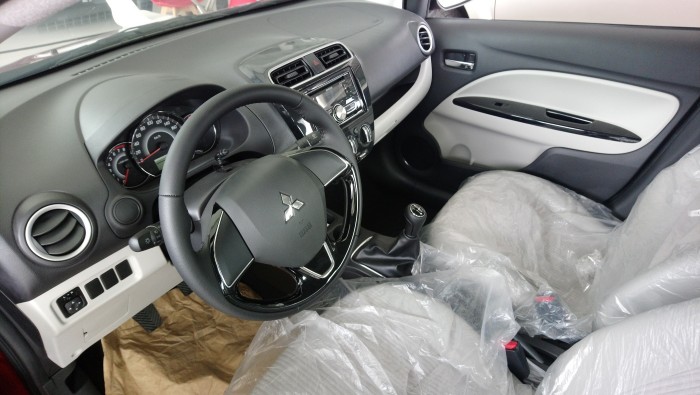 Mitsubishi Attrage tự độ 1.2 CVT màu trắng model mới 2017 có trả góp