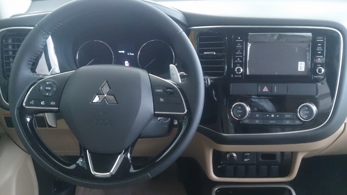 Mitsubishi Outlander 2.0 CVT màu trắng mới model 2017 có trả góp