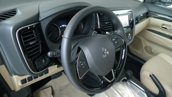 Mitsubishi Outlander 2.0 CVT màu trắng mới model 2017 có trả góp