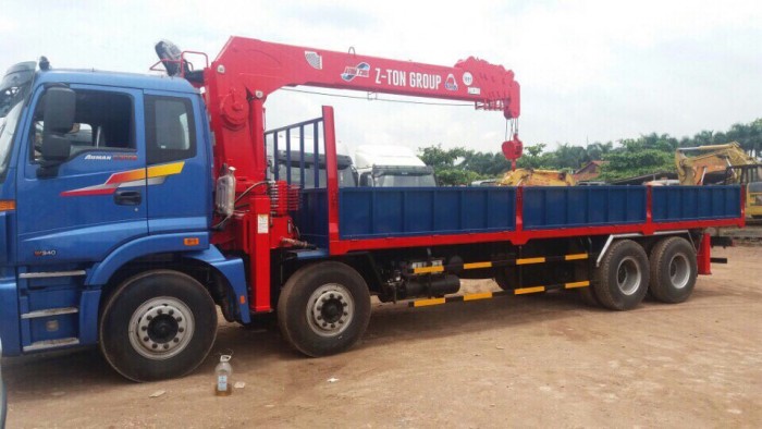 XE THACO AUMAN C300 4 chân gắn cần cẩu ATOM 7 tấn 6 đốt nhập khẩu mới 100%