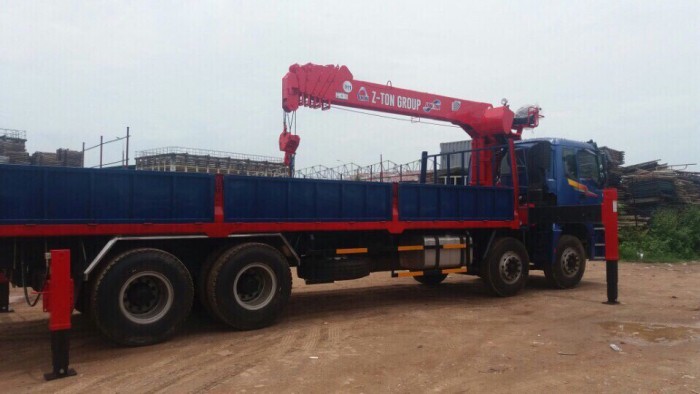 XE THACO AUMAN C300 4 chân gắn cần cẩu ATOM 7 tấn 6 đốt nhập khẩu mới 100%