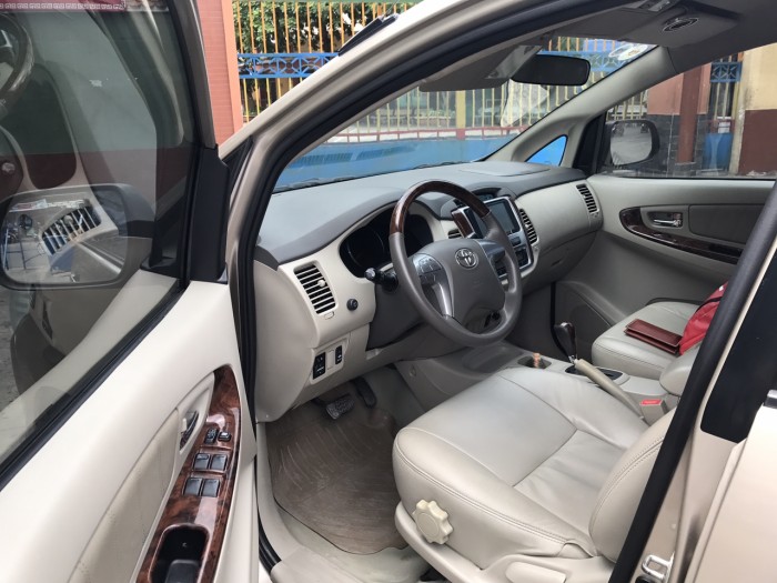 Cần bán xe Toyota Innova 2.0V 2014 số tự động nhà ít đi