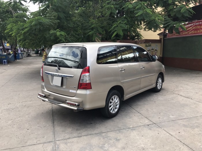 Cần bán xe Toyota Innova 2.0V 2014 số tự động nhà ít đi