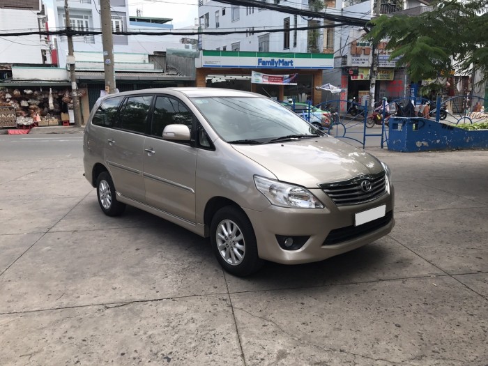 Cần bán xe Toyota Innova 2.0V 2014 số tự động nhà ít đi