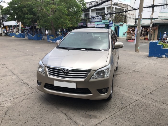 Cần bán xe Toyota Innova 2.0V 2014 số tự động nhà ít đi