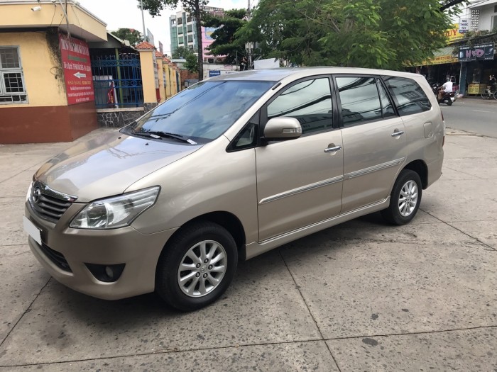 Cần bán xe Toyota Innova 2.0V 2014 số tự động nhà ít đi