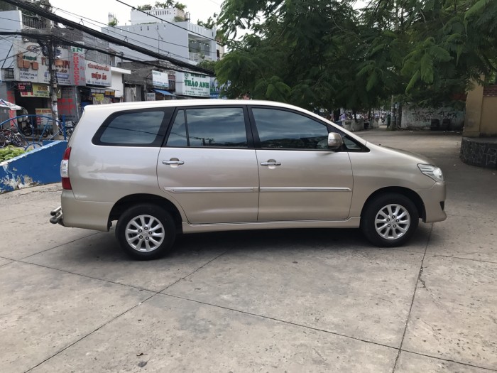 Cần bán xe Toyota Innova 2.0V 2014 số tự động nhà ít đi