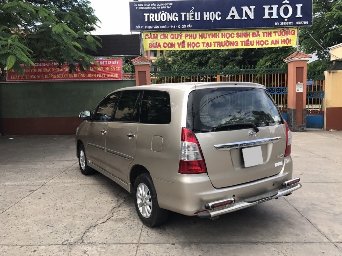 Cần bán xe Toyota Innova 2.0V 2014 số tự động nhà ít đi