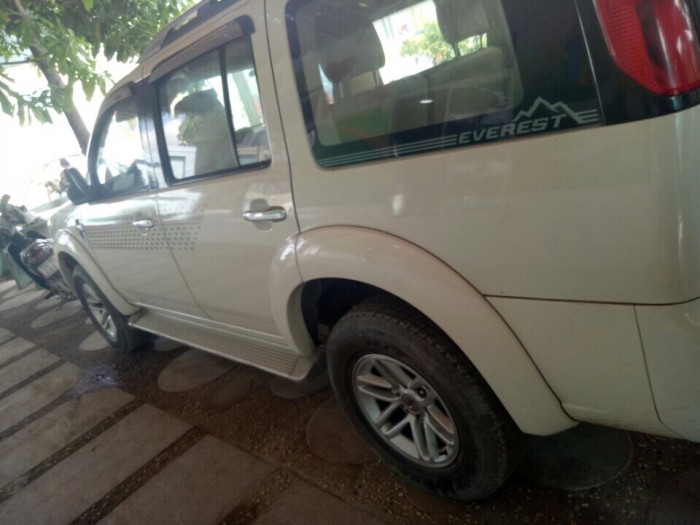 Bán Ford Everest 2009 số sàn màu trắng sữa