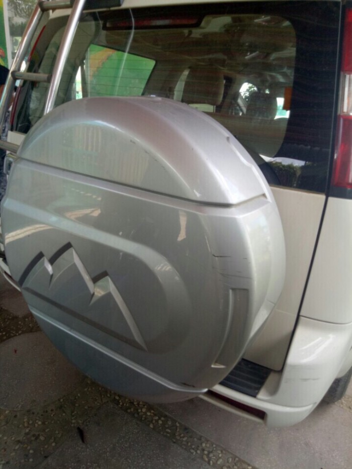 Bán Ford Everest 2009 số sàn màu trắng sữa