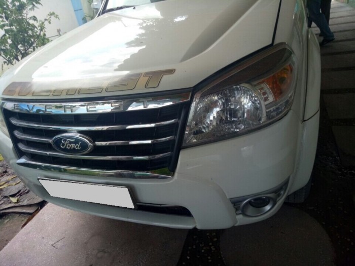 Bán Ford Everest 2009 số sàn màu trắng sữa