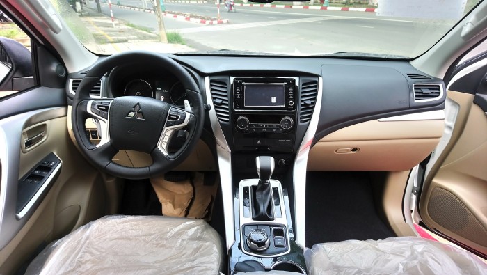 Mitsubishi pajero sport Prenium AT 4x4 xe nhập Thái 2017 có trả góp giá tốt