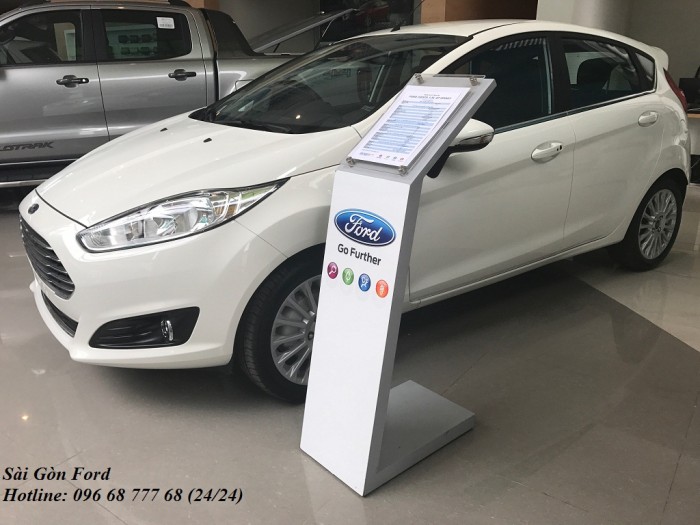 Khuyến mãi mua xe Ford Fiesta số tự động, màu trắng, giao xe trong 30 ngày.