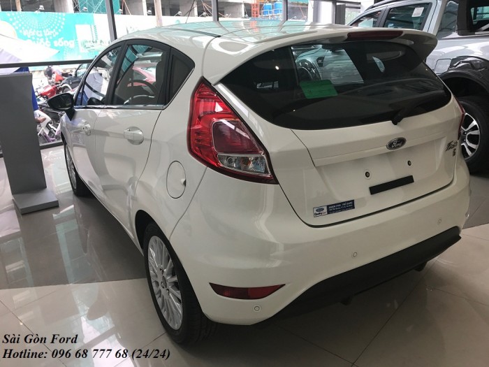 Khuyến mãi mua xe Ford Fiesta số tự động, màu trắng, giao xe trong 30 ngày.