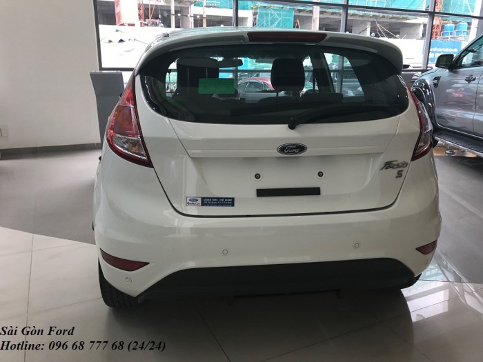 Khuyến mãi mua xe Ford Fiesta số tự động, màu trắng, giao xe trong 30 ngày.