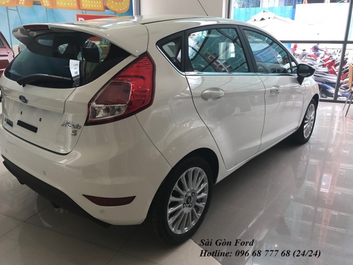 Khuyến mãi mua xe Ford Fiesta số tự động, màu trắng, giao xe trong 30 ngày.