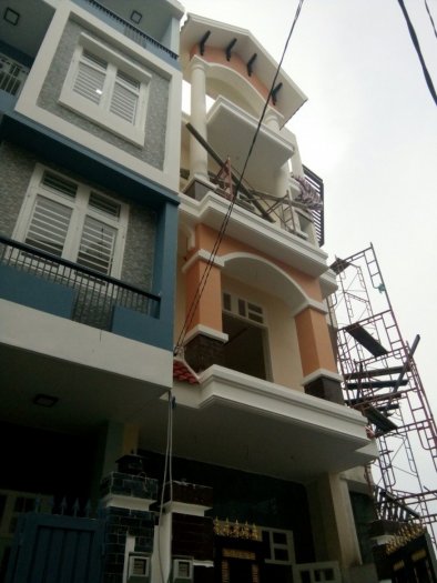 bán nhà 1 trệt 2,5 lầu(56m2) Xây kiểu Lệch Tầng, gần ngã tư Bình Phước