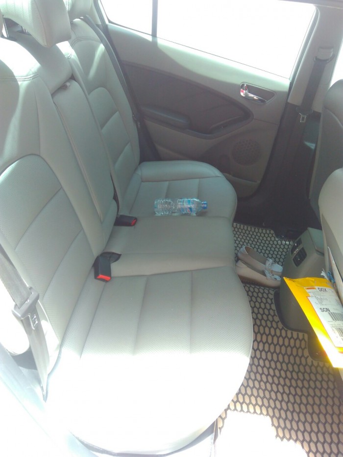 Cần bán xe Kia K3 số tự động trắng sữa 2016, xe gđ đi kỹ còn mới, nữ chạy....