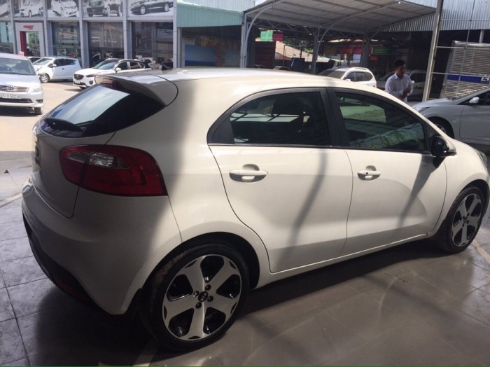 Bán Kia Rio 1.4 AT 2014 màu trắng Hatchback đẹp lung linh