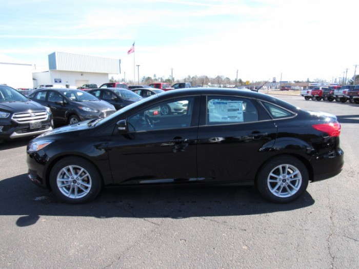 Ford Focus mới 2017 khuyến mãi lớn và giá giảm hấp dẫn nhất hiện nay.