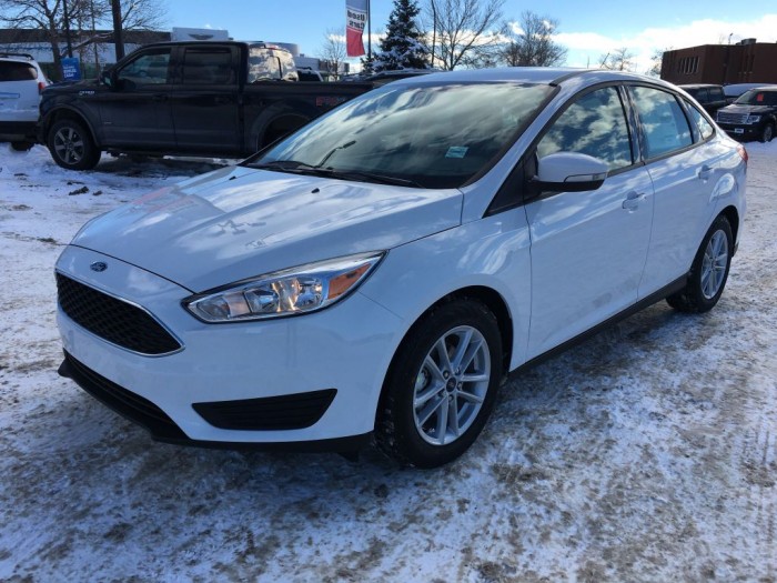 Ford Focus mới 2017 khuyến mãi lớn và giá giảm hấp dẫn nhất hiện nay.