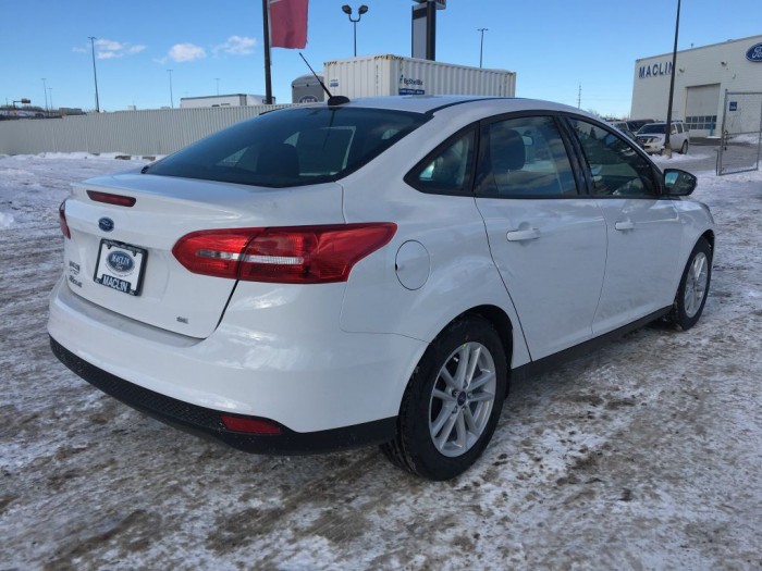 Ford Focus mới 2017 khuyến mãi lớn và giá giảm hấp dẫn nhất hiện nay.