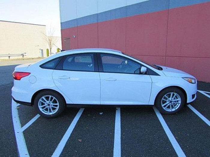 Ford Focus mới 2017 khuyến mãi lớn và giá giảm hấp dẫn nhất hiện nay.
