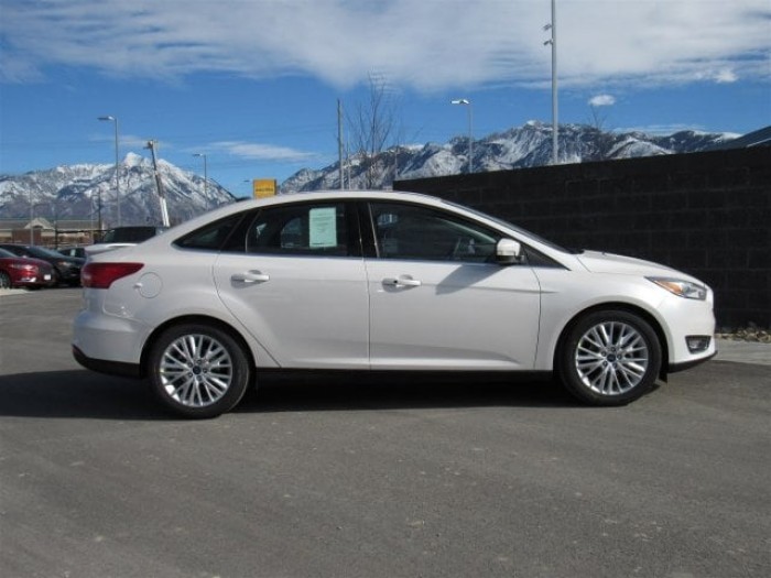 Ford Focus mới 2017 khuyến mãi lớn và giá giảm hấp dẫn nhất hiện nay.