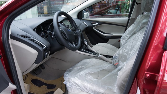 Ford Focus mới 2017 khuyến mãi lớn và giá giảm hấp dẫn nhất hiện nay.