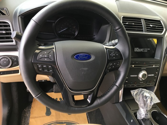 Bán Ford Explorer 2.3L Ecoboost Limited 2017, màu đen, trả góp 90% giao xe ngay