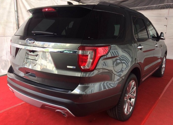 Xe sang dành cho gia đình 7 chỗ Ford Explorer Limited 2.3L Ecoboost màu ghi xám