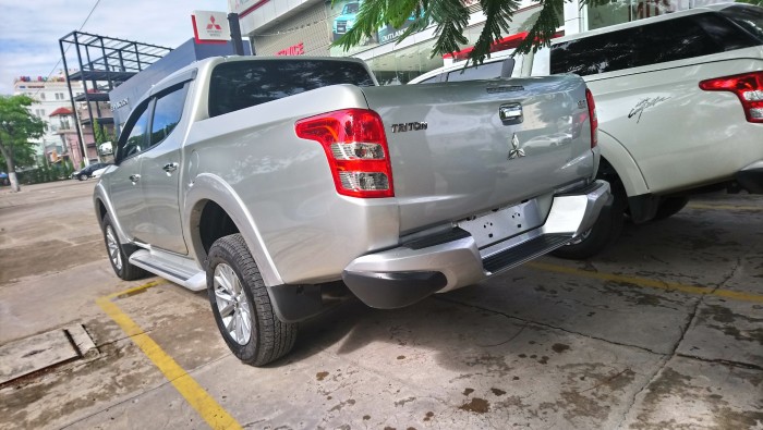 Mitsubishi Triton 4x2 AT mivec tự động 1 cầu màu bạc có bán trả góp