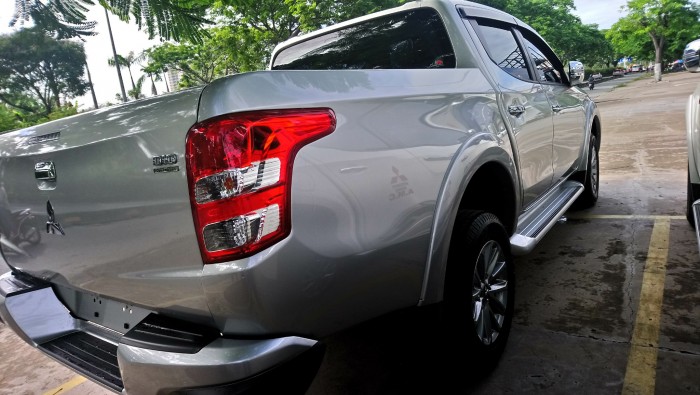 Mitsubishi Triton 4x2 AT mivec tự động 1 cầu màu bạc có bán trả góp