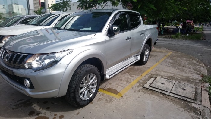 Mitsubishi Triton 4x2 AT mivec tự động 1 cầu màu bạc có bán trả góp