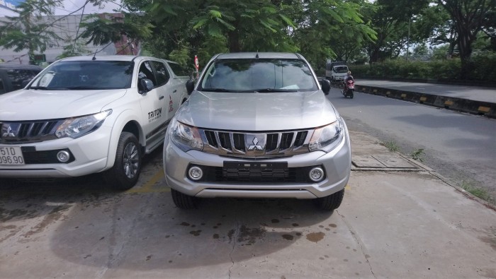 Mitsubishi Triton 4x2 AT mivec tự động 1 cầu màu bạc có bán trả góp