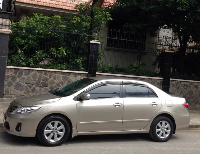 Cần bán chiếc Altis 2015 số tự động màu vàng ghi xe đi