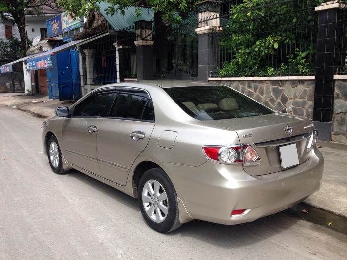 Cần bán chiếc Altis 2015 số tự động màu vàng ghi xe đi