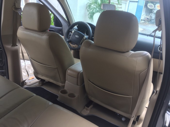 Tôi cần bán Ford Everest 2011 chạy dầu số tự động màu xám bạc