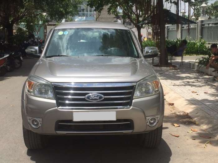 Tôi cần bán Ford Everest 2011 chạy dầu số tự động màu xám bạc