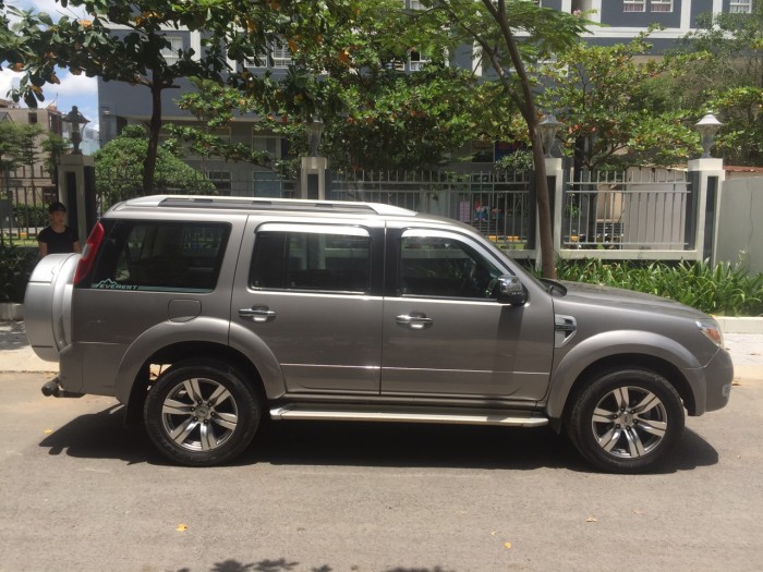 Tôi cần bán Ford Everest 2011 chạy dầu số tự động màu xám bạc