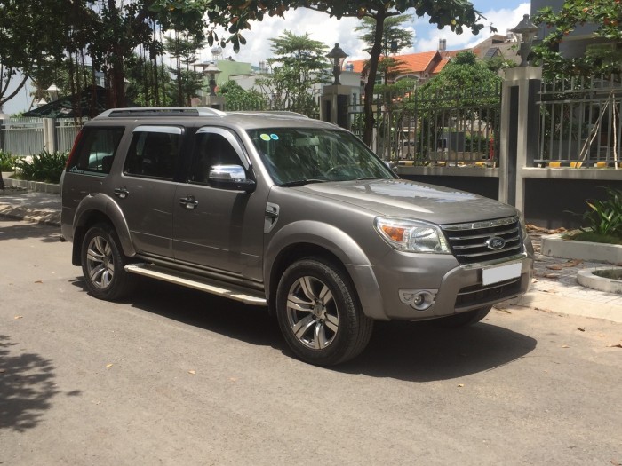 Tôi cần bán Ford Everest 2011 chạy dầu số tự động màu xám bạc