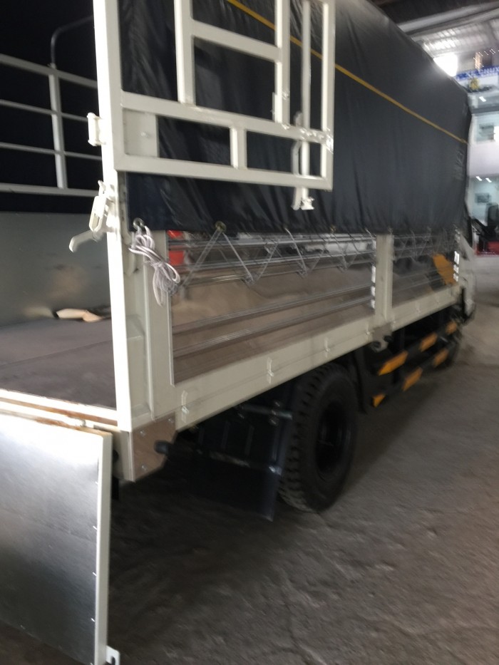 HYUNDAI IZ49 tải 2,4 tấn thùng 4m2 đời 2017 xe giao ngay