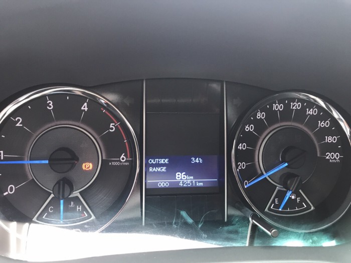 HOT HOT – Toyota Fortuner 7/2017 màu bạc máy dầu số sàn lướt