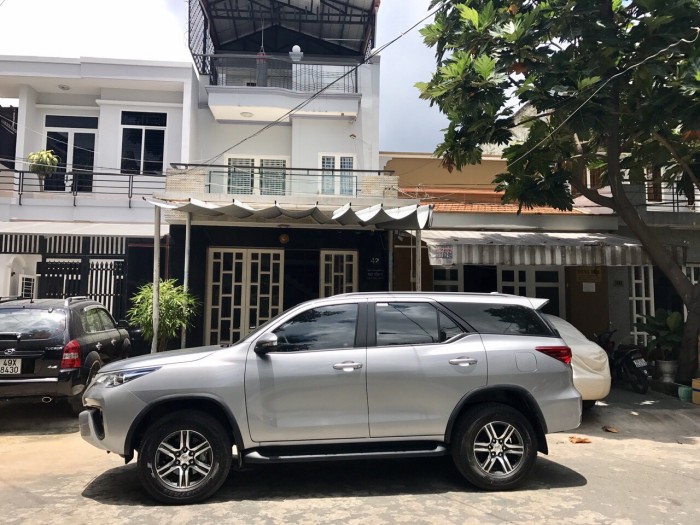 HOT HOT – Toyota Fortuner 7/2017 màu bạc máy dầu số sàn lướt