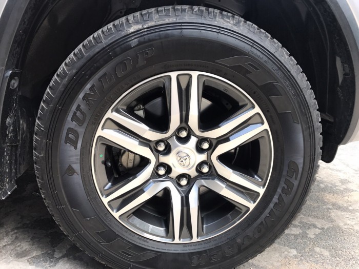 HOT HOT – Toyota Fortuner 7/2017 màu bạc máy dầu số sàn lướt